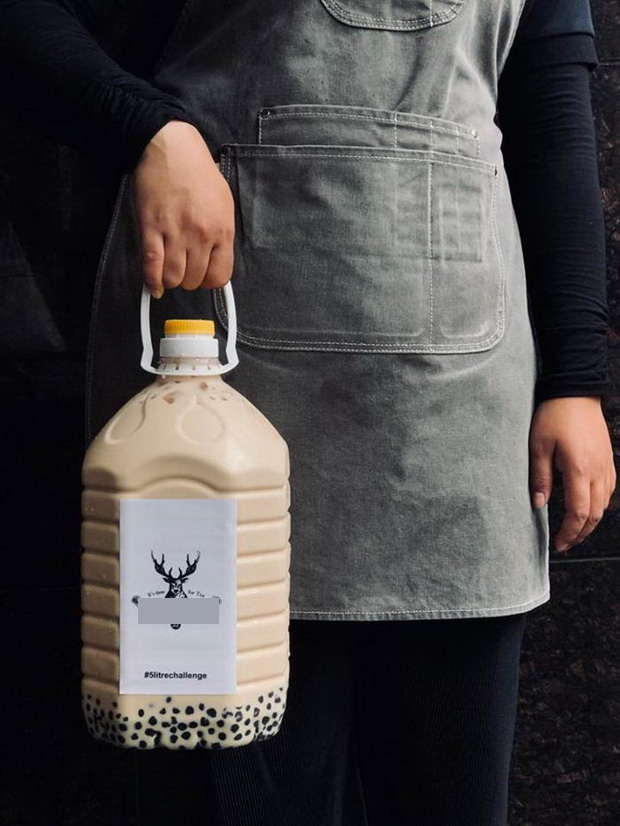 Việc bán trà sữa bằng can của thương hiệu trên nhanh chóng thu hút được ý kiến của CĐM đặc biệt là các bạn trẻ.