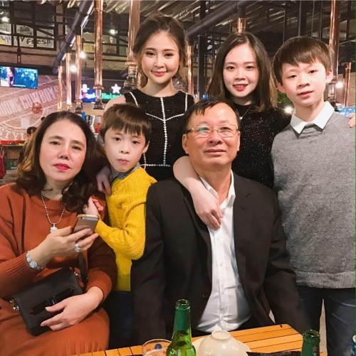 Thảo Nguyên cũng cho biết thêm rằng, mỗi gia đình đều có một cách sống, một cách bày tỏ tình yêu thương khác nhau. Nên việc nữ sinh 9X RMIT này ngồi lên đùi và ôm bố là chuyện bình thường.