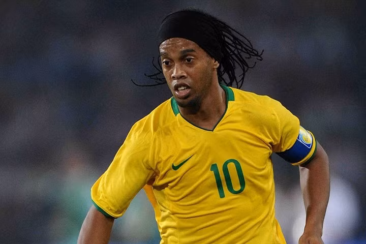 Nhắc đến mẫu tiền vệ công tài hoa, người ta không thể quên Ronaldinho. Chính đôi chân ma thuật và những pha đi bóng cực điệu nghệ đã khiến hàng vạn người mê bóng đá phải bái phục "Rô Vẩu". Ronaldinho từng giành giải cầu thủ xuất sắc nhất năm 2004 và 2005 của FIFA. Một chức vô địch World Cup năm 2002, UEFA Champions League mùa 2005/06 và hai La Liga mùa 2004/05, 2005/06.