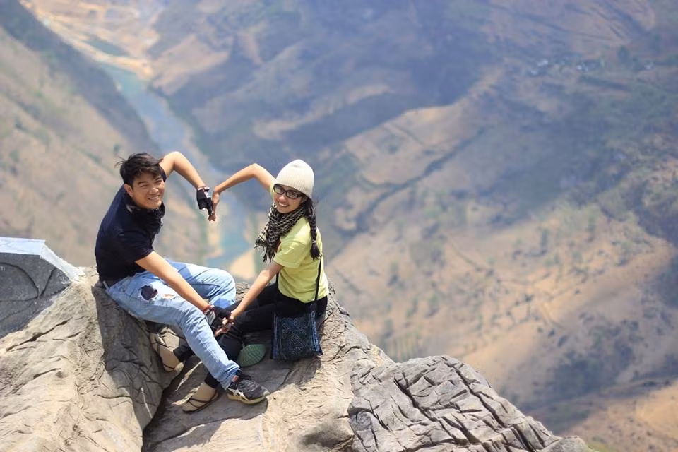 Nhiều cặp đôi cũng bất chấp nguy hiểm mà quyết tâm chụp những tấm ảnh ý nghĩa.