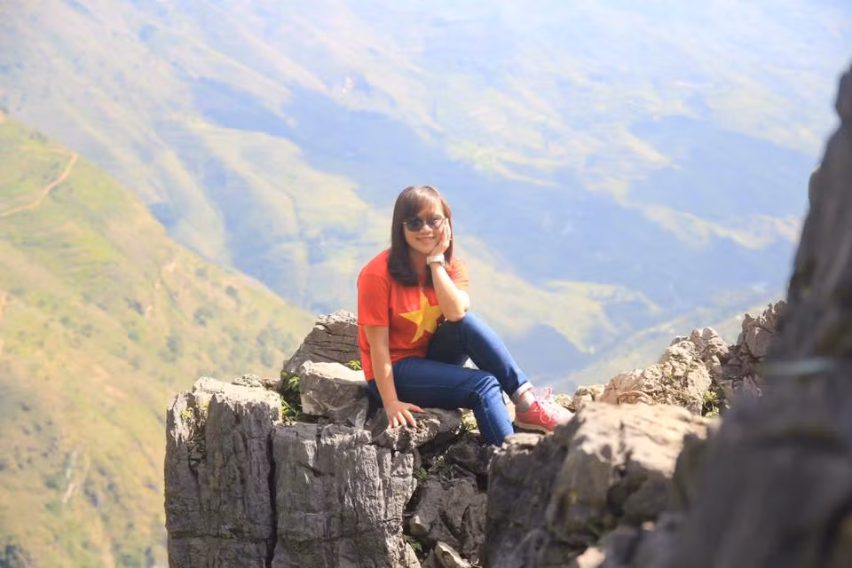 Nhưng một số bạn trẻ vẫn mạo hiểm, đánh đổi sự an toàn của bản thân để thỏa mãn cái tôi của mình để chụp ảnh ở những mỏm đá tại đỉnh Mã Pì Lèng.