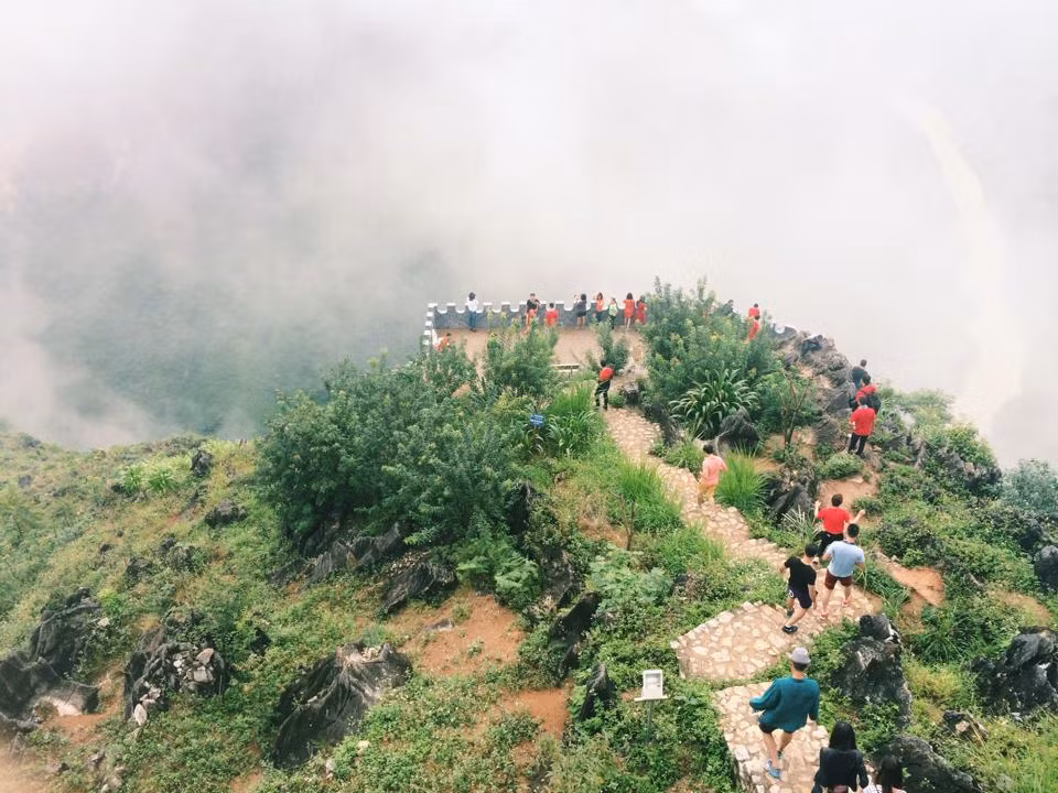 Thời gian qua, lãnh đạo tỉnh Hà Giang đã cho xây dựng một địa điểm rộng rãi và khá an toàn để khách du lịch cũng như các bạn trẻ thoải mái chụp ảnh ở con đèo hùng vĩ nhất miền Bắc này.