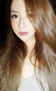 Chính vì vậy, cô nàng này nhanh chóng nổi lên như một hotgirl đình đám trên mạng xã hội với biệt danh “ búp bê sống”.