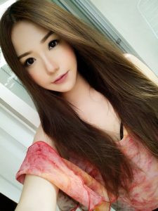 Không chỉ có ngoại hình nổi bật, cô gái ấy còn sở hữu thân hình hoàn hảo với những đường cong 3 vòng cực chuẩn.