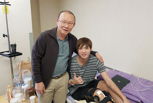 Cũng là đồng đội của Tuấn Anh, Nguyễn Phong Hồng Duy cho biết: "Tuấn Anh à, cố gắng lên luôn có anh em ở đây".