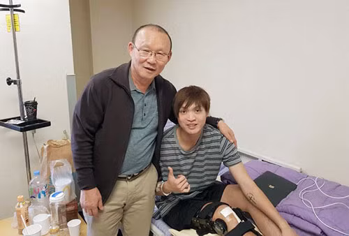 Cũng là đồng đội của Tuấn Anh, Nguyễn Phong Hồng Duy cho biết: "Tuấn Anh à, cố gắng lên luôn có anh em ở đây".