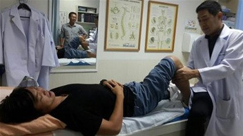 Hàng tuần Tuấn Anh vẫn đi khám đều đặn chấn thương đầu gối mình gặp phải.