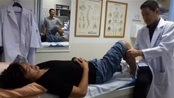 Hàng tuần Tuấn Anh vẫn đi khám đều đặn chấn thương đầu gối mình gặp phải.