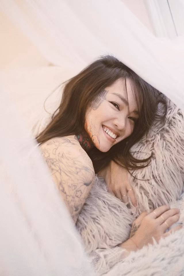  Hot girl xăm trổ Hà thành đã có kinh nghiệm 7 năm trong nghề, nhiều người đã khá quen thuộc với những hình ảnh ấn tượng, đầy cá tính của cô nàng 27 tuổi này.