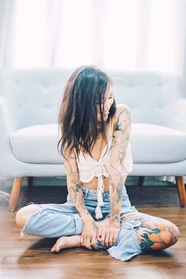 Mới đây, nữ thợ xăm xinh đẹp này đã khiến nhiều người bất ngờ với những bức ảnh cực dịu dàng của mình được đăng tải trên trang cá nhân, và đây là thành quả nghệ thuật của nữ nhiếp ảnh gia Dạ Miêu (Nguyễn Diệu Linh).