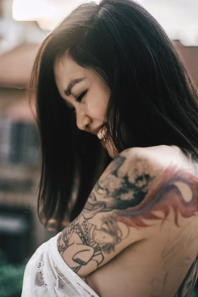 Sau khi những bức ảnh của Na Bia được đăng tải trên trang cá nhân đã có rất nhiều dân mạng yêu thích, chia sẻ và để lại bình luận khen ngợi vẻ đẹp của hot girl xăm trổ này.