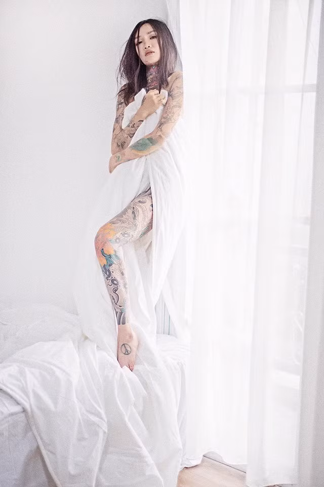 Na Bia là thợ xăm, xăm cho rất nhiều người nổi tiếng trong giới showbiz điển hình như cố ca sĩ kiêm nhạc sĩ Trần Lập, người nổi tiếng với nhân cách và những show nhạc rock. Ảnh sử dụng trong bài: Dạ Miêu.