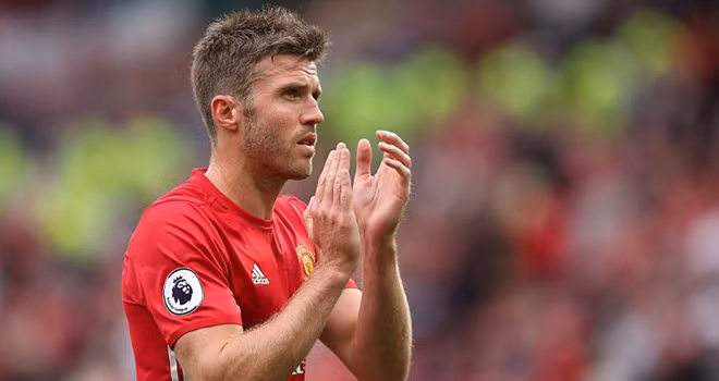 M.U gia hạn với Carrick: Michael Carrick chỉ còn thời hạn hai tháng hợp đồng với đội bóng thành Manchester. Dẫu vậy, HLV Mourinho muốn tiền vệ 36 tuổi người Anh tiếp tục khoác áo Quỷ đỏ mùa nữa, bởi Carrick là nhân vật giữ tầm ảnh hưởng lớn cả trên sân lẫn trong phòng thay đồ. Ảnh: Getty Images