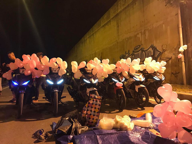 Nhiều người cho rằng, việc tổ chức tiệc ăn uống dưới hầm chui là nguy hiểm, chưa kể bày đồ ăn, thức uống ở nơi công cộng như thế rất mất vệ sinh.