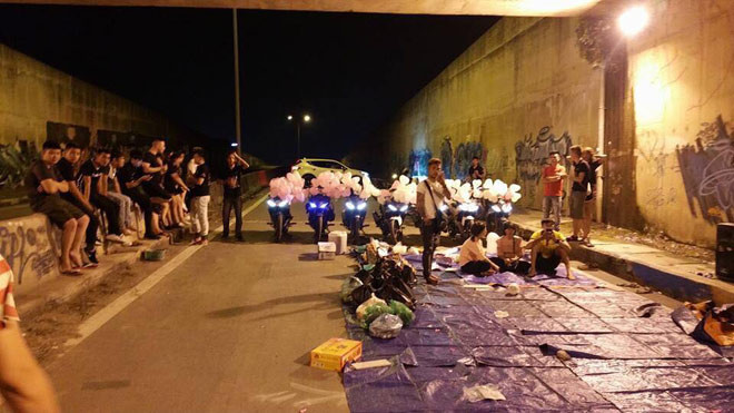 Anh Nam cho biết, đây là hầm chui bị bỏ hoang, không có người qua lại và cách xa khu dân cư, hai bên đầu của hầm đều là ruộng. Tham dự buổi sinh nhật có khoảng hơn 90 thành viên.