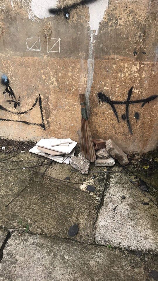 CLB của Nam dự định tổ chức sinh nhật cho các thành viên nhưng không may trời mưa nên cả nhóm chỉ biết kê đồ ăn lên thành giải phân cách để tổ chức buffet đứng.