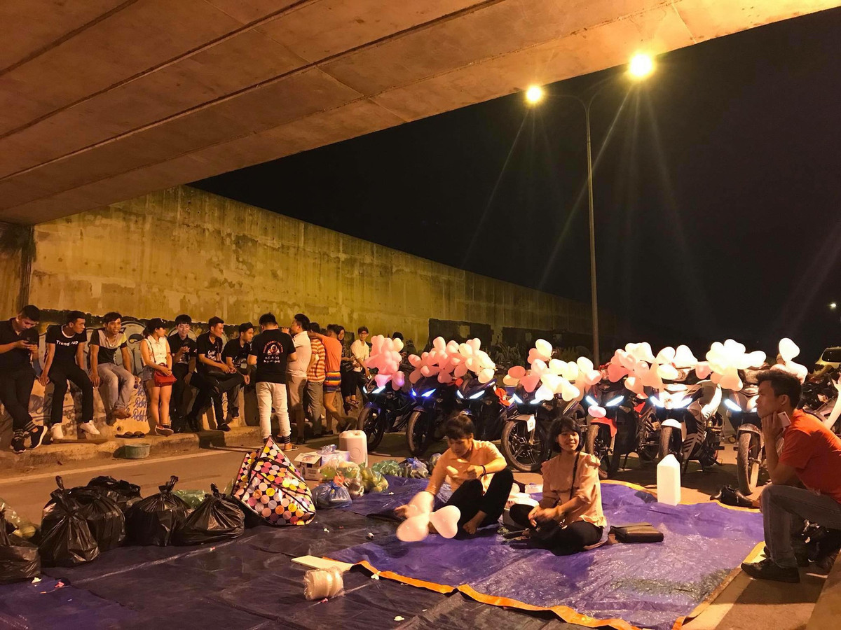 Ngày 24/5, mạng xã hội lan truyền bức ảnh ghi lại hình ảnh nhóm phượt thủ tụ tập dưới hầm chui đường bộ, lấy dải phân cách làm bàn tiệc và hồ hởi chúc tụng nhau.