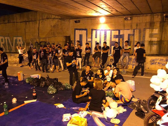 Số khác nhận xét đầy ngán ngẩm: “Đường của riêng đội phượt này hay sao mà ngang nhiên thế? Chỉ góp phần làm xấu hình ảnh phượt thủ”.