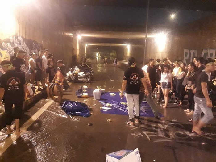 Bức ảnh chụp nhóm phượt khá đông, khoảng hơn 30 người, tụ tập dưới hầm chui đường bộ.