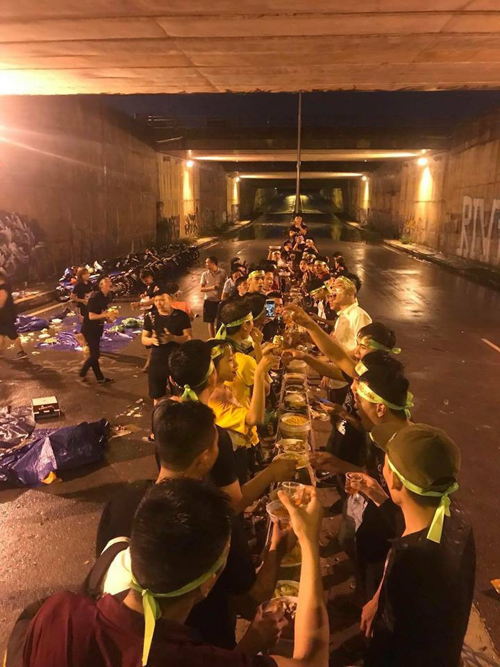 Gần đây, những hành động xấu xí của một số cá nhân làm ảnh hưởng đến hình ảnh của cộng đồng phượt thủ trong cả nước. Chẳng thế mà bức ảnh các phượt thủ ăn uống giữa hầm chui đường bộ ngay sau khi được đăng tải đã nhanh chóng nhận được những bình luận tiêu cực của dân mạng.