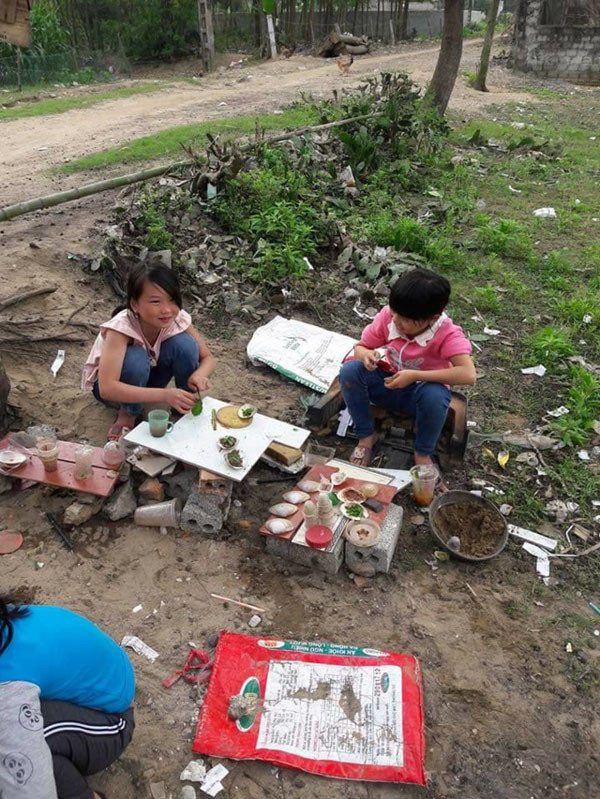 Những dụng cụ chơi đồ hàng có thể tìm quanh quẩn trong khu vườn của nhà mình, đó có thể là lấy một chút gạo trong thùng, đi hái lá giả vờ làm tiền, thái một ít lá con để làm đồ ăn hay thậm chí là đi bới đất để lấy mang về.