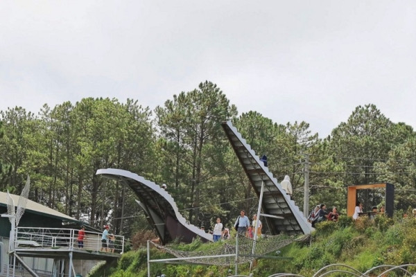 Theo Báo Lâm Đồng, vào ngày 11/7 vừa qua, ông Lê Văn Tây - Chủ tịch UBND phường 11 (TP. Đà Lạt) xác nhận các lực lượng chức năng phường kiểm tra những hộ kinh doanh các loại hình dịch vụ du lịch trong việc thực hiện các quyết định xử phạt vi phạm hành chính của thành phố về xây dựng các công trình không có giấy phép.