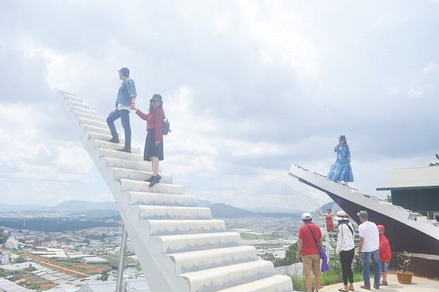 Bên cạnh đó, cơ quan chức năng cũng bắt các hộ dân tháo dỡ toàn bộ phần công trình vi phạm trật tự xây dựng đô thị mà cụ thể là xây dựng hai cầu thang theo kiểu "nấc thang lên thiên đường".