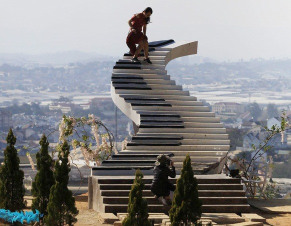 Liên quan tới việc này, CĐM đã đưa ra nhiều ý kiến trái chiều. Đa phần các dân mạng đều tỏ ra tiếc nuối vì điểm check-in "Nấc thang lên thiên đường" bị tháo dỡ nhưng vẫn chú trọng về phần an toàn.