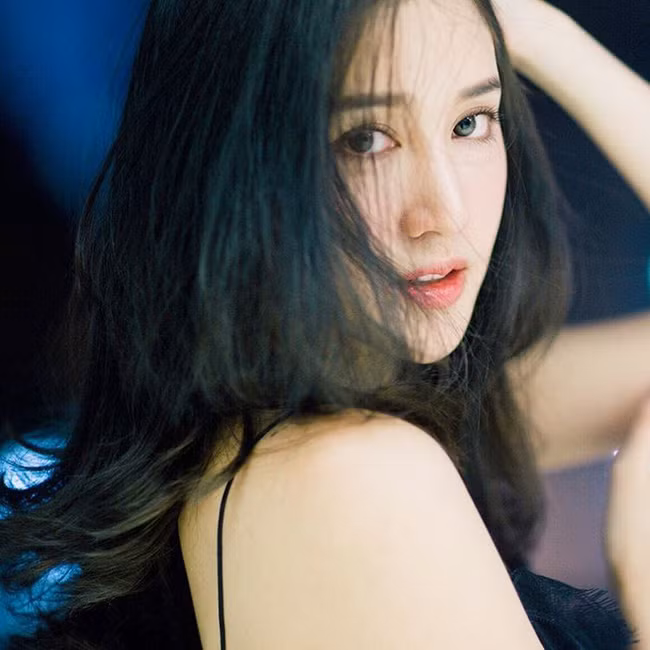 Pimmy Pimprapa Tangprabhaporn thường được gọi là Pimmy sinh năm 1992, tới từ Bangkok, Thái Lan. Cô nàng hot girl xinh đẹp này từng tốt nghiệp Đại học Chulalongkorn với tấm bằng cử nhân Kiến trúc, chuyên ngành Thiết kế truyền thông.