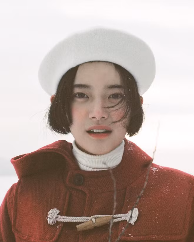 Phải công nhận Min Seo cuốn hút nhất ở đôi mắt hai mí rõ rệt và toát ra mị lực khó cưỡng.