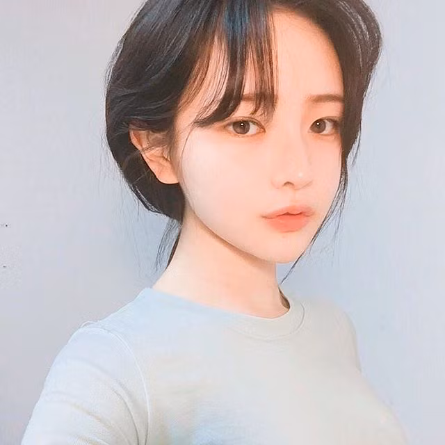 Chính bởi khuôn mặt thon gọn đã khiến bộ tóc ngắn của cô nàng này lại càng thêm phần hợp lý.