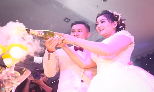 Nữ diễn viên và ông xã rạng ngời hạnh phúc thực hiện những nghi thức truyền thống trong tiệc cưới.