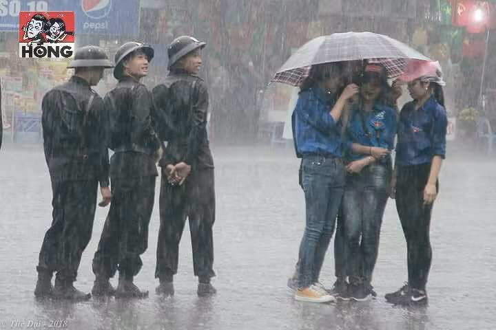 Bức ảnh đẹp của các tình nguyện viên đứng đội mưa làm nhiệm vụ cùng các đồng chí cảnh sát tại đại lễ Giỗ Tổ Hùng Vương 2018.