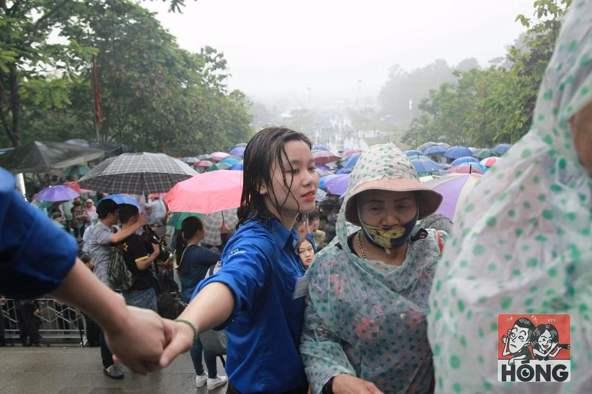 Năm nay, ngày Giỗ Tổ thời tiết có khá bất lợi khi mưa lớn liên tục diễn ra. Nhưng dù hình thái thời tiết có xấu nhưng không thể cản nổi dòng con cháu của các vua Hùng tiến về đền chính để dâng hương.