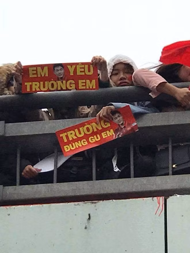 Trong những buổi lễ diễu hành chào đón đội tuyển U23 Việt Nam cũng như Gala mừng công, có khá nhiều các tấm khẩu hiệu của CĐV khiến người ta chú ý bởi nội dung đặc biệt.