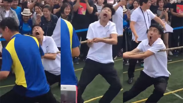 Ngắm lại những hình ảnh "bá đạo" của những người chơi kéo co, cộng đồng mạng không thể nhịn được cười.