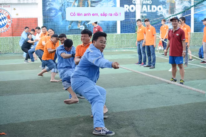 Những khuôn mặt biểu cảm của người chơi kéo co là tâm điểm của những bức ảnh chế trên mạng.