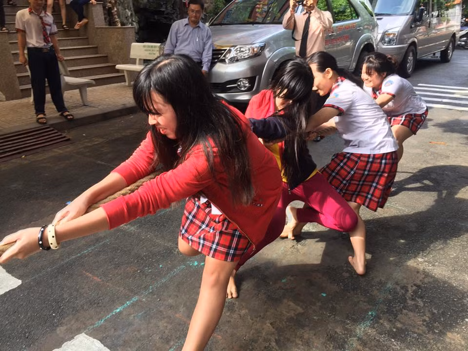 Mặc váy kéo co, không lo rách đũng.