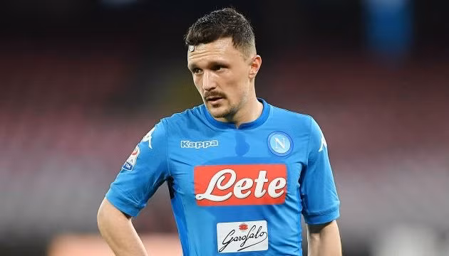 Theo Tuttosport, AC Milan có thể sẽ đặt lên bàn đàm phán mức giá 13 triệu euro để thuyết phục Napoli bán Mario Rui.