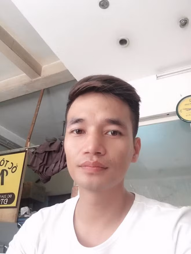 Với hy vọng trở thành ca sĩ, Lệ Rơi đã trải qua 2 ca phẫu thuật thẩm mỹ, đại tu toàn bộ gương mặt. Dân mạng dễ dàng nhận thấy 8X chỉnh sửa mũi, góc mắt, cằm và thay đổi kiểu tóc.