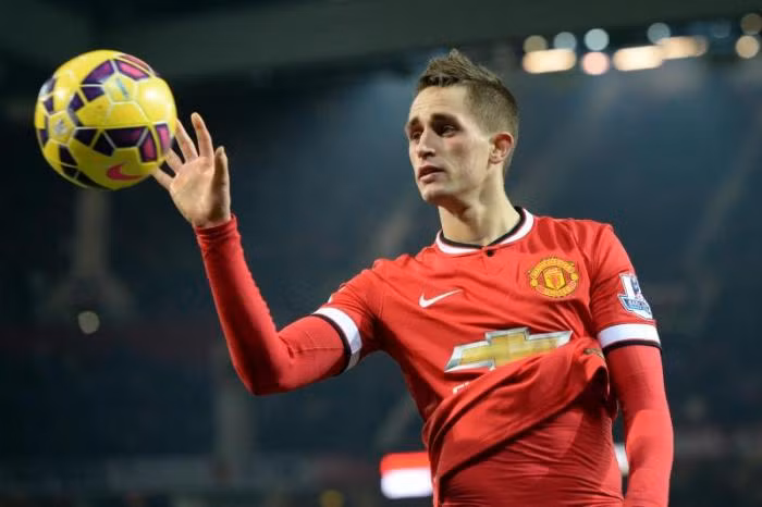 Januzaj “mời gọi” đại gia Thổ Nhĩ Kì: Mùa hè này, Adnan Januzaj sẽ trở lại MU sau khi hết thời hạn cho mượn ở Sunderland. Tuy nhiên, BLĐ “Quỷ đỏ” không có ý định giữ chân ngôi sao 22 tuổi (hợp đồng cũ sẽ đạo hạn vào năm 2018). Trước tình hình đó, người đại diện của Januzaj đã lên tiếng “mời gọi” những CLB đang quan tâm tới thân chủ mình, tiêu biểu như Fenerbahce. Ở kì chuyển nhượng mùa đông vừa qua, đại diện Thổ Nhĩ Kì cũng nhiều lần đánh tiếng chiêu mộ Januzaj. Ảnh: Goal.com