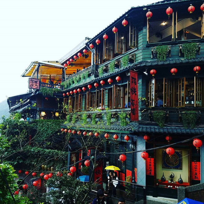 Làng cổ Cửu Phần có các ngõ cổ, hẹp; trà quán trong tòa nhà di sản hay đường bờ biển gồ ghề. Để có bức ảnh toàn cảnh về ngôi làng, những ngọn núi ven biển và đại dương xanh miên man, bạn cần đi bộ khoảng 40 phút lên đỉnh núi Jilong gần đó.