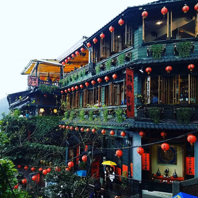 Làng cổ Cửu Phần có các ngõ cổ, hẹp; trà quán trong tòa nhà di sản hay đường bờ biển gồ ghề. Để có bức ảnh toàn cảnh về ngôi làng, những ngọn núi ven biển và đại dương xanh miên man, bạn cần đi bộ khoảng 40 phút lên đỉnh núi Jilong gần đó.