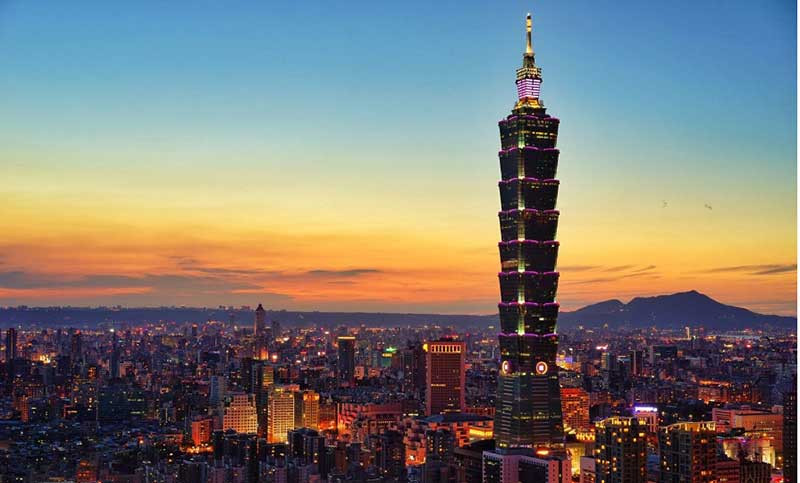 Hầu hết du khách ghé thăm Đài Loan đều hướng tới Tòa tháp Taipei 101. Có 3 cách chụp hình phổ biến ở đây. Một là nhờ ai đó nằm rạp xuống đất, hướng camera lên trên để thu trọn công trình kiến trúc cao 508 m và bạn đứng cạnh trong khuôn hình. Hai là tạo đủ thần thái bên cạnh cụm điêu khắc chữ "Love" ngay phía ngoài tòa nhà. Cách cuối cùng sẽ đem lại cho bạn bức ảnh ấn tượng về tòa tháp sừng sững trong ánh chiều tà khi dừng chân tại điểm cuối đường mòn lên núi Voi, gần trạm tàu điện ngầm MRT Xiangshan.
