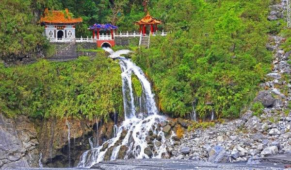 Hẻm núi Taroko là một những trong kỳ quan thiên nhiên đẹp sửng sốt của xứ Đài. Qua các đường mòn Jiuqudong hay Yanzikou, Baiyang, bạn sẽ có một khuôn hình tạo ấn tượng thị giác mạnh. Điều này được tạo nên từ khung cảnh hùng vĩ với các vách núi dựng đứng, cách nhau chừng 10 m uốn lượn tựa 9 khúc rồng cuộn, dưới đáy là dòng sông hẹp dài âm ỉ chảy suốt 10.000 năm.