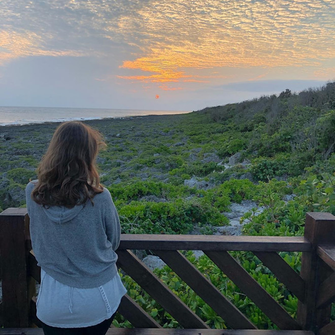 Trải rộng ở phần cực Nam của đảo ngọc Đài Loan, công viên quốc gia Kenting sở hữu những bãi biển cát trắng mịn và vùng san hô ven biển trải dài tít tắp. Mọi ngóc ngách ở công viên này đều có thể cho bạn một bức hình để đời trên Instagram. Đến đây, bạn đừng quên chụp một bức hình mang cảm hứng mùa hè ở bãi biển vịnh Baisha - một trong những bãi đẹp nhất của Kenting.