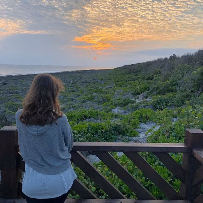 Trải rộng ở phần cực Nam của đảo ngọc Đài Loan, công viên quốc gia Kenting sở hữu những bãi biển cát trắng mịn và vùng san hô ven biển trải dài tít tắp. Mọi ngóc ngách ở công viên này đều có thể cho bạn một bức hình để đời trên Instagram. Đến đây, bạn đừng quên chụp một bức hình mang cảm hứng mùa hè ở bãi biển vịnh Baisha - một trong những bãi đẹp nhất của Kenting.