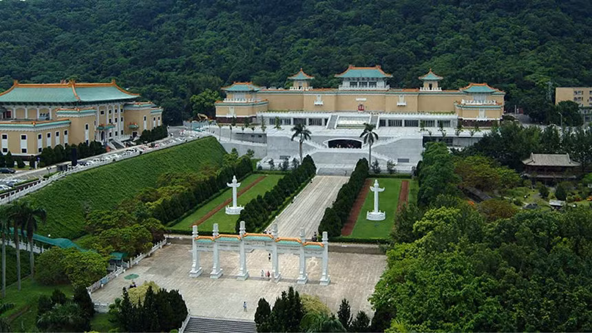 Bảo tàng Cố Cung quốc gia Đài Loan không chỉ là nơi trưng bày hàng trăm ngàn hiện vật hoàng gia Trung Quốc mà còn là nơi bạn có thể tạo ra những bức ảnh check-in cực đẹp ở địa điểm có kiến trúc cung điện cổ đại.