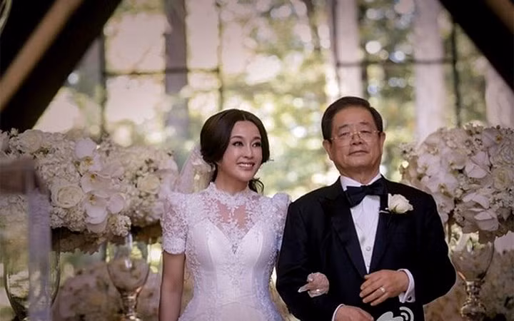 Năm 1999, bà từng được tạp chí Forbes danh tiếng xếp hạng thứ 45 trong số 50 doanh nhân giàu có nhất Trung Quốc.