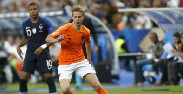 Chia sẻ trên tạp chí France Football, Kylian Mbappe cho biết anh rất ấn tượng với màn trình diễn của tiền vệ Frenkie De Jong trong 2 màn đối đầu với ĐT Hà Lan. Sao trẻ người Pháp khẳng định tiền vệ của Ajax luôn được chào đón ở PSG.